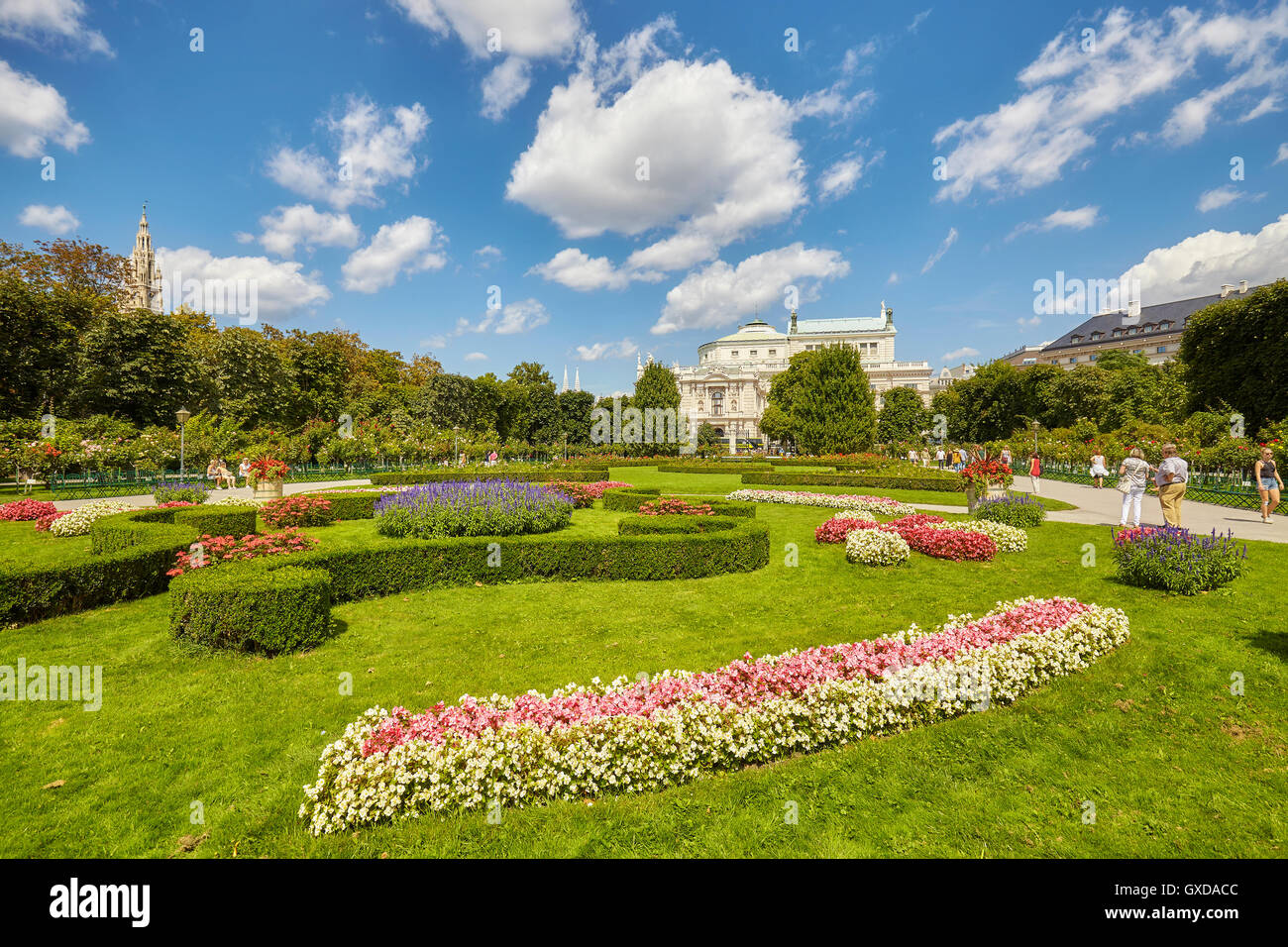 Wien, Österreich - 14. August 2016: Blick auf berühmte Volksgarten (Volksgarten), die Teil der Hofburg ist. Stockfoto