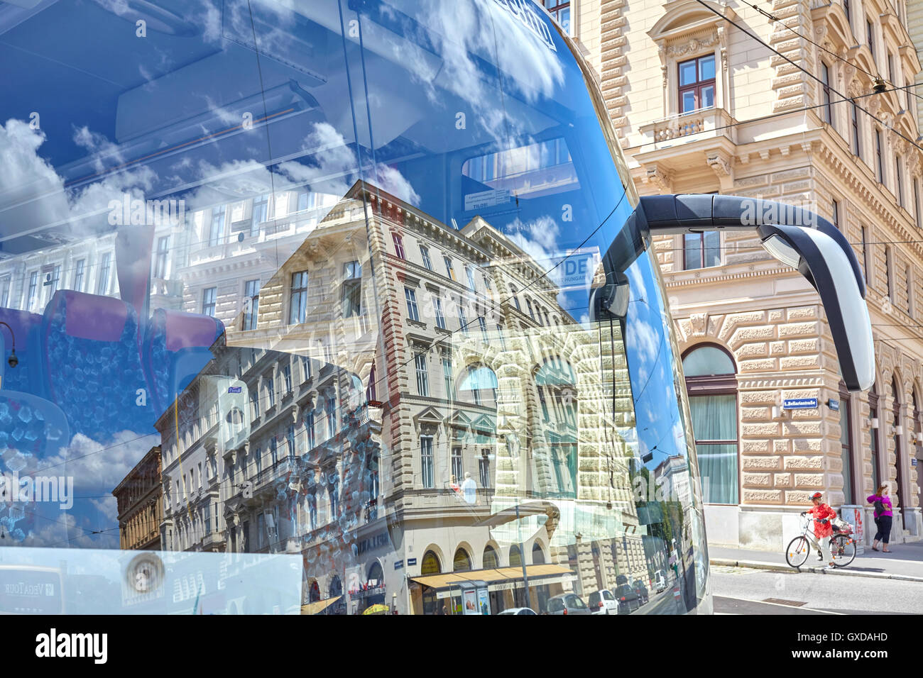 Wien, Österreich - 14. August 2016: Gebäude Reflexion in einem touristischen Bus Windschutzscheibe geparkt in der Innenstadt von Vienna. Stockfoto