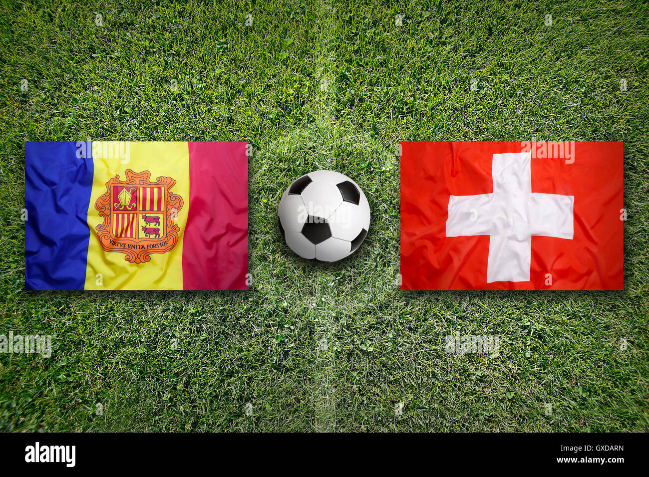 Andorra und die Schweiz Fahnen auf einem grünen Fußballfeld Stockfoto