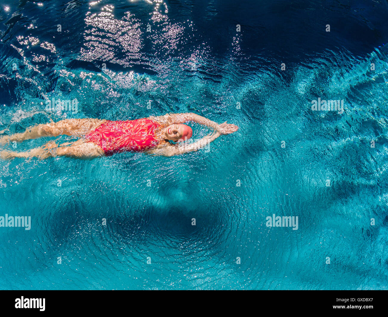 Draufsicht der Frau auf Rücken im Pool schwimmen Stockfoto