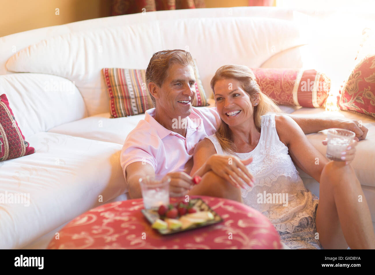 Reifen Sie paar zu Hause entspannen, mit trinken, Essen Erdbeeren Stockfoto