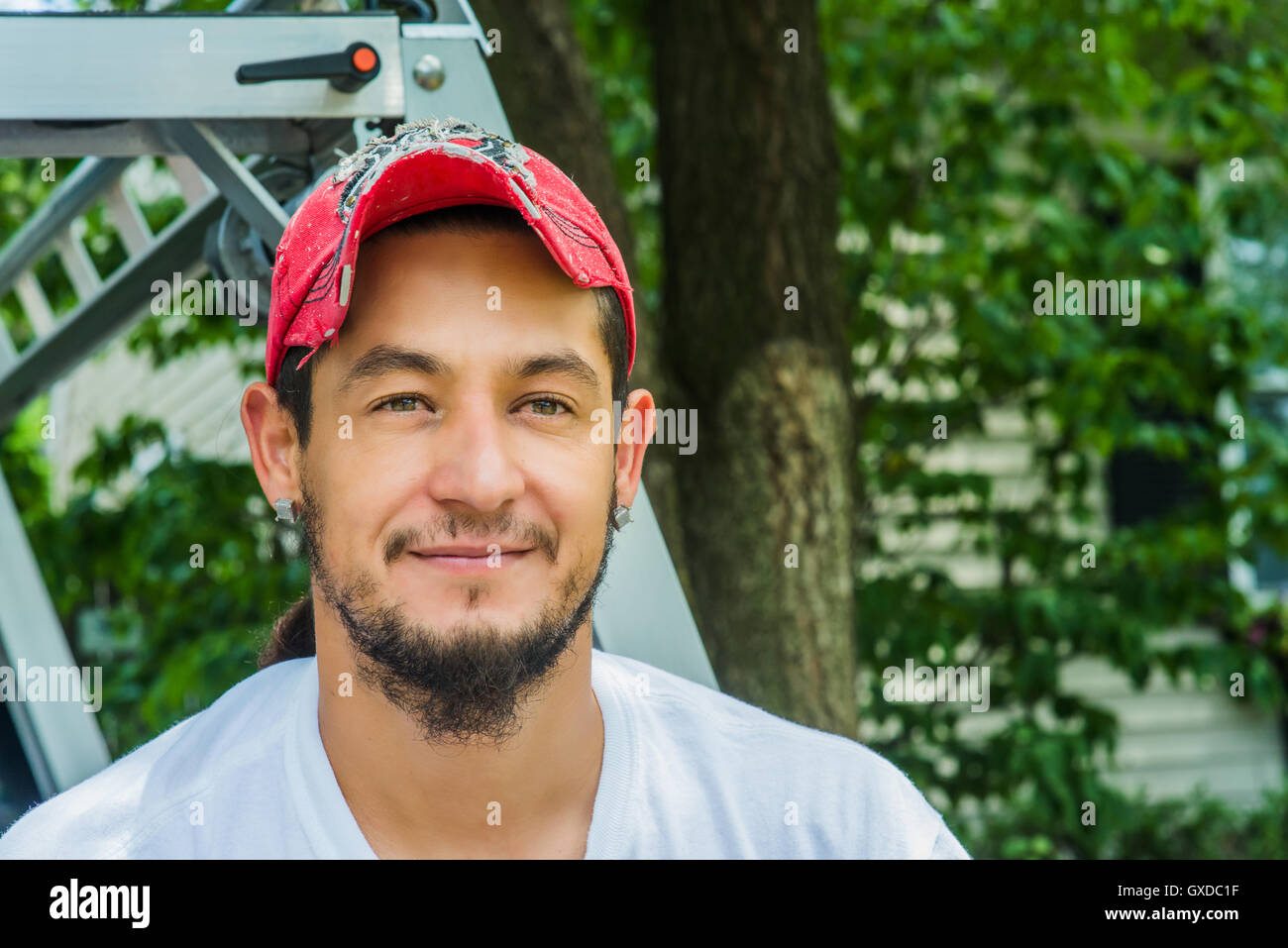 Porträt des Mannes mit Baseballmütze Blick auf die Kamera zu Lächeln Stockfoto