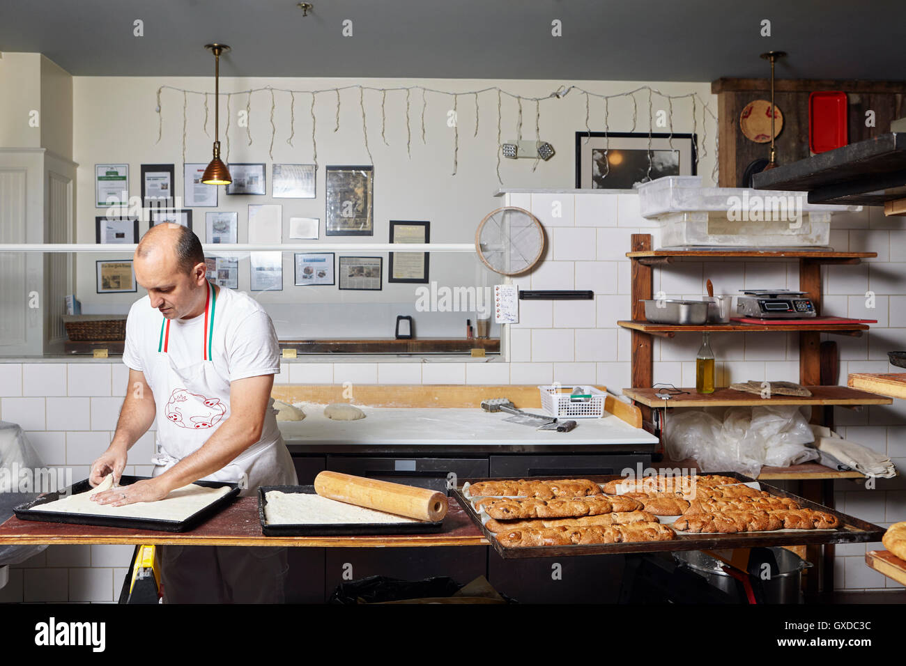 Bäcker arbeiten in Bäckerei Stockfoto