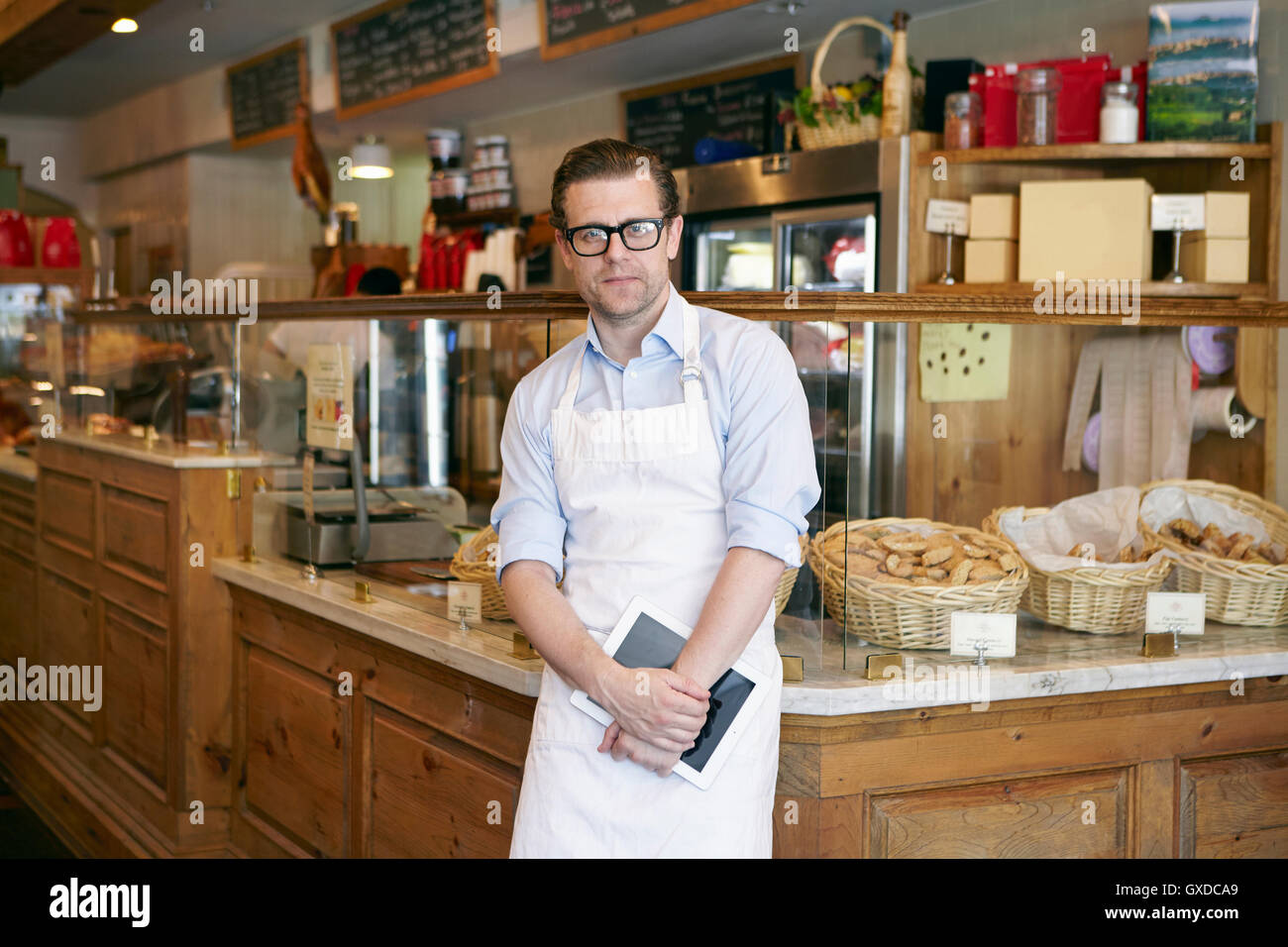 Porträt des männlichen Arbeiters in Bäckerei Stockfoto