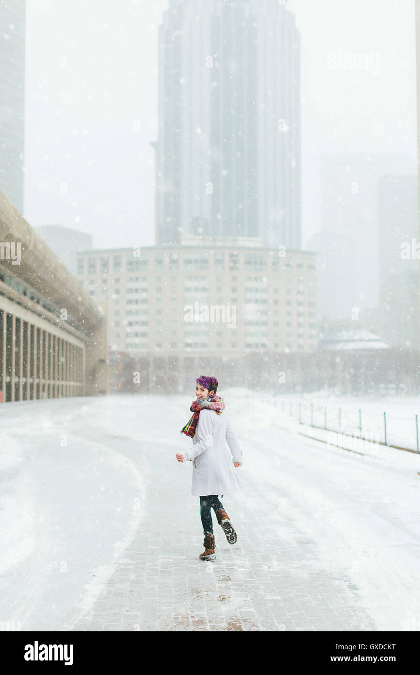 Junge Frau vor dem Christian Science Centre und Prudential Gebäude mit Schnee, Boston, Massachusetts, USA Stockfoto