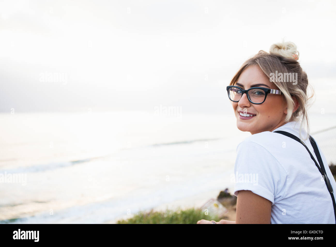 Frau vom Ozean auf der Suche über die Schulter in die Kamera Lächeln, Encinitas, Kalifornien, USA Stockfoto