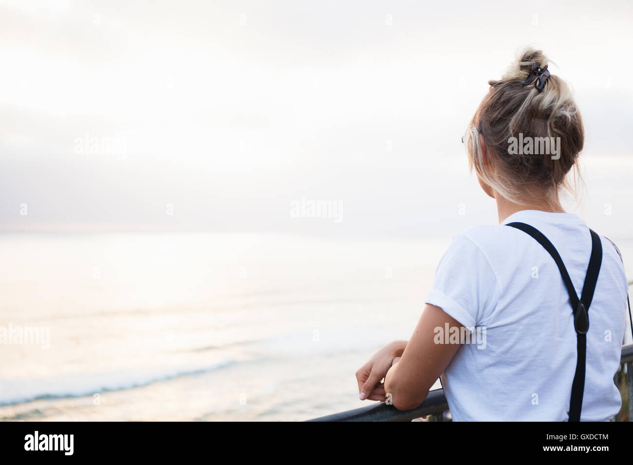 Rückansicht des Frau Blick auf Meer, Encinitas, Kalifornien, USA Stockfoto