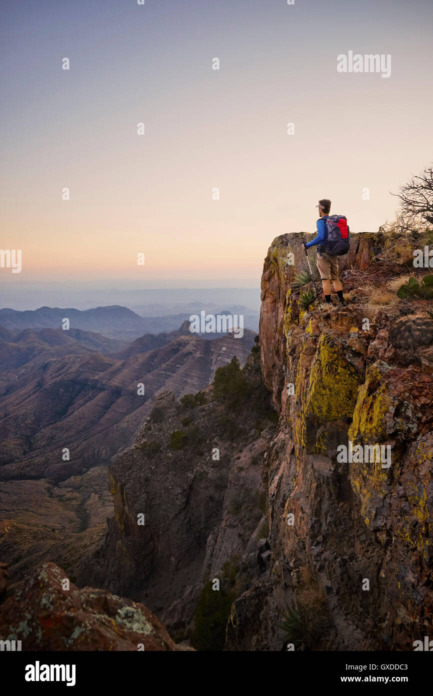 Backpacker mit Blick vom Grat in der Abenddämmerung, Big Bend National Park, Texas, USA Stockfoto