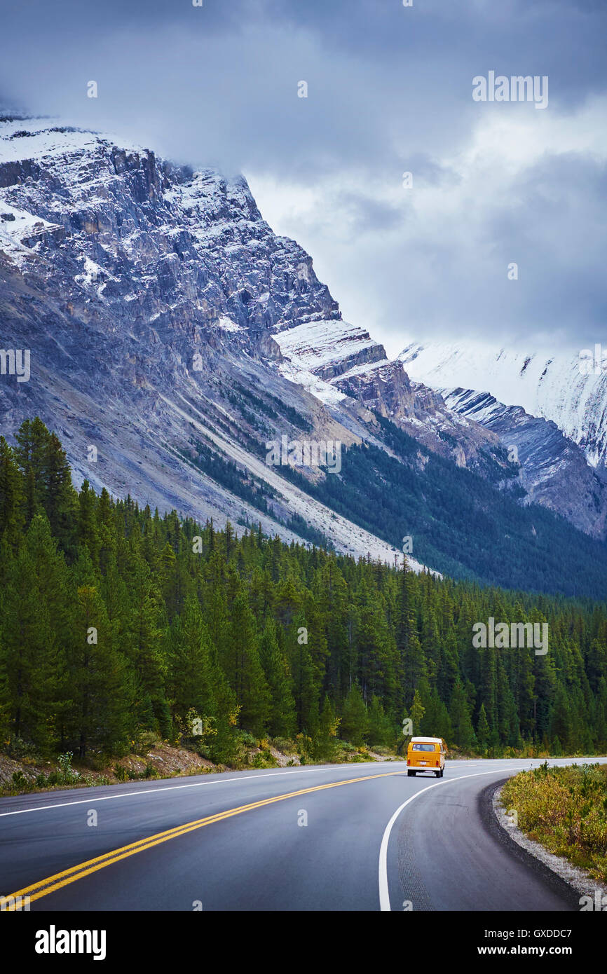 Vintage Freizeitfahrzeug auf Autobahn, Banff Nationalpark, Alberta, Kanada Stockfoto