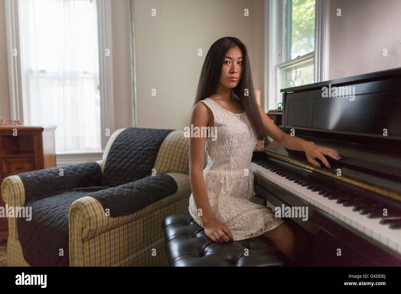 Porträt des mürrischen Teenagerin Pianisten am Klavier sitzen Stockfoto