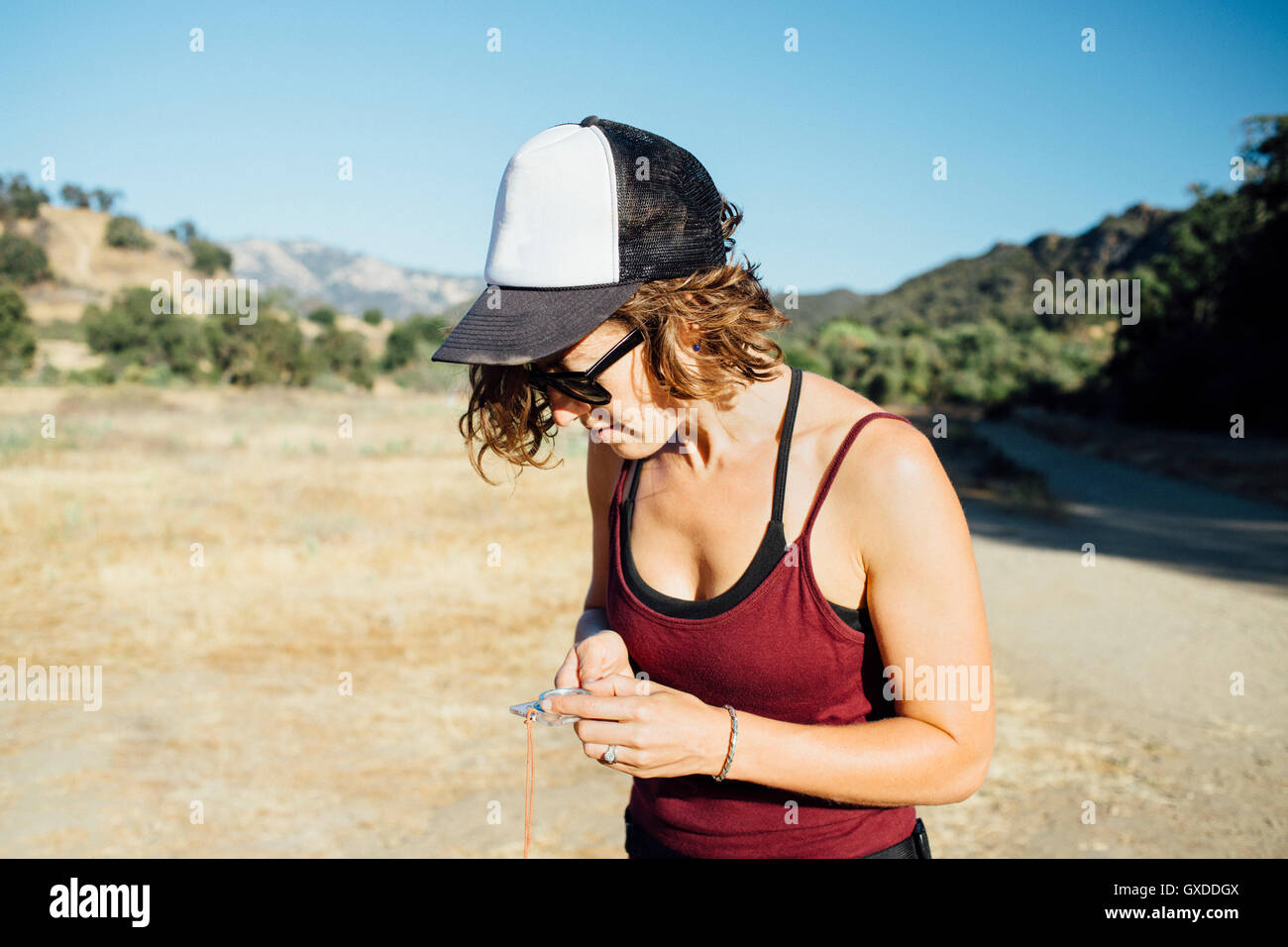 Frau mit Kompass, Malibu, Kalifornien, USA Stockfoto