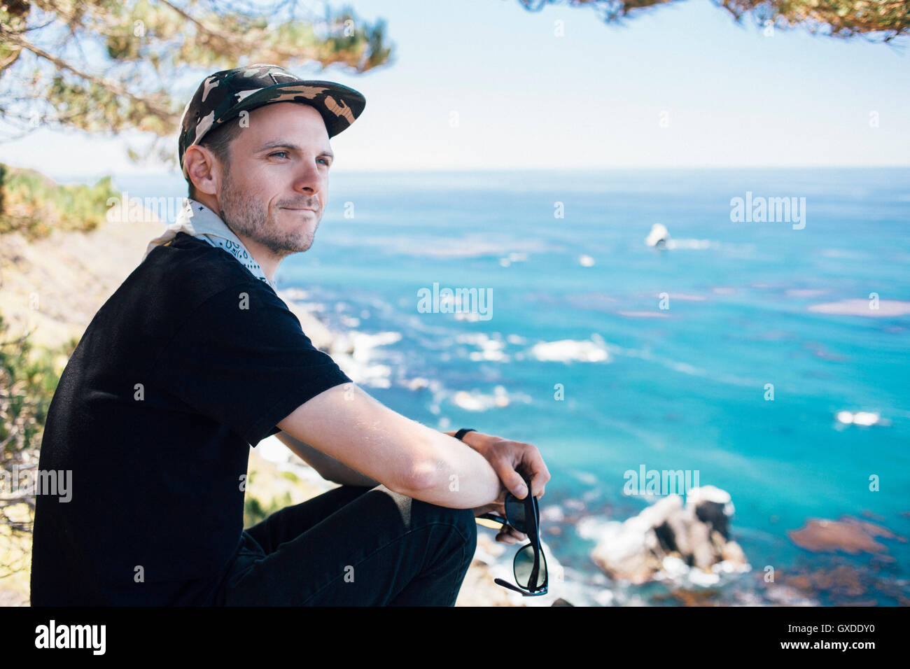 Mann an Küste mit Blick auf seine Schulter, Big Sur, Kalifornien, USA Stockfoto