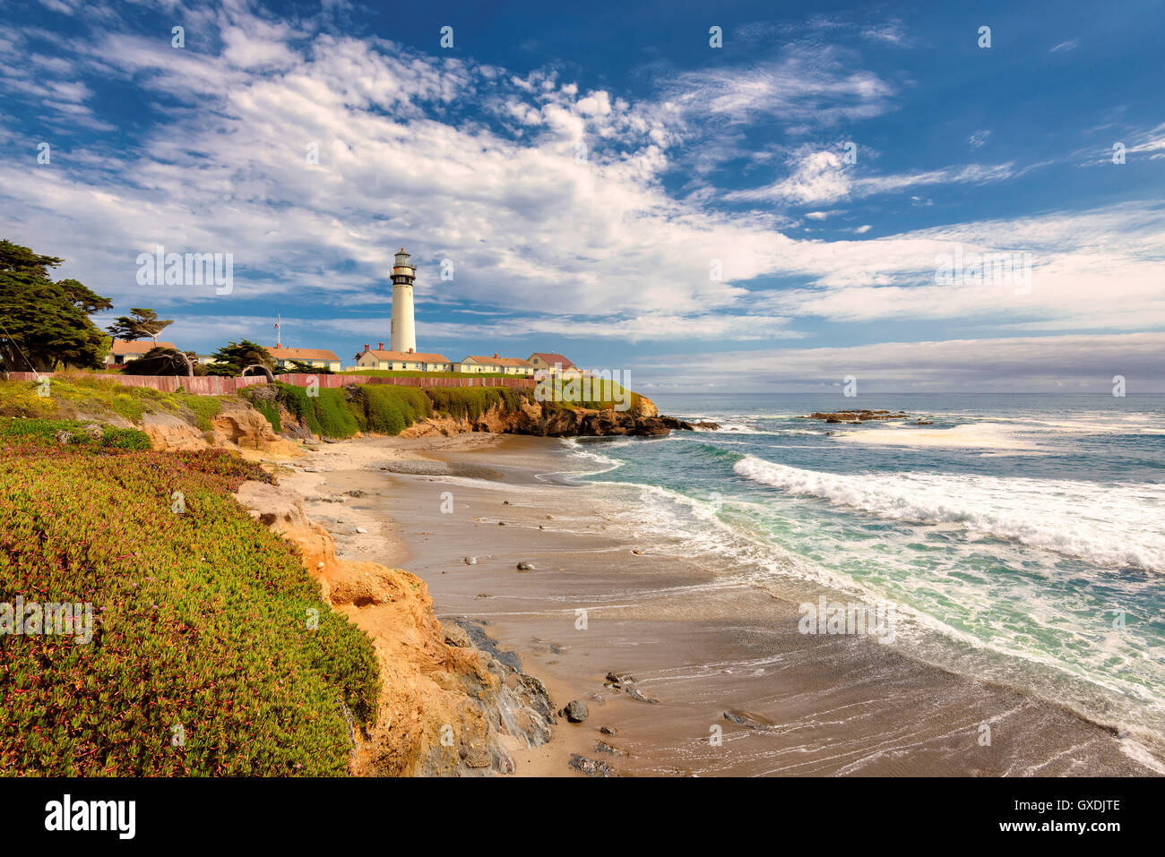 California Beach mit Leuchtturm. Pigeon Point Lighthouse. Stockfoto