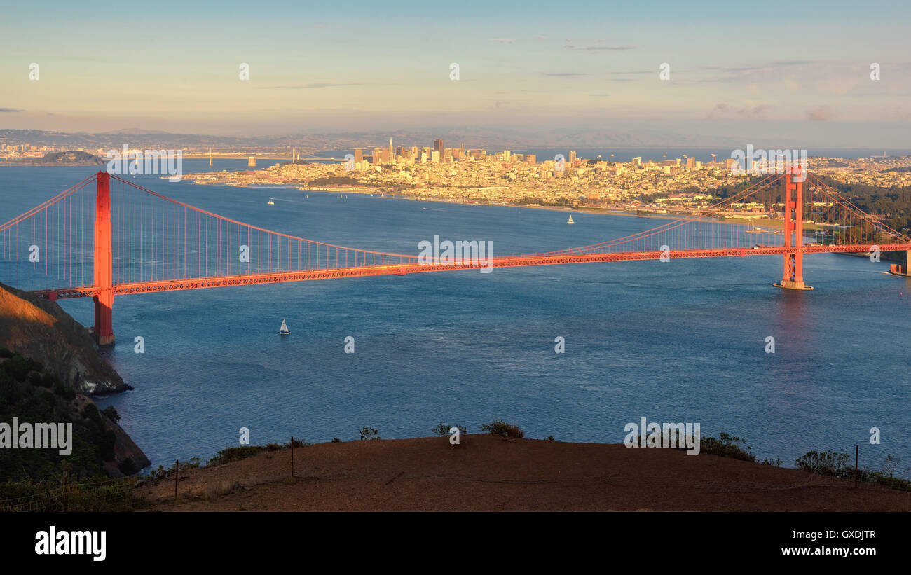 San Francisco Panoramablick auf Golden Gate Bridge von San Francisco Bay bei Sonnenuntergang Stockfoto