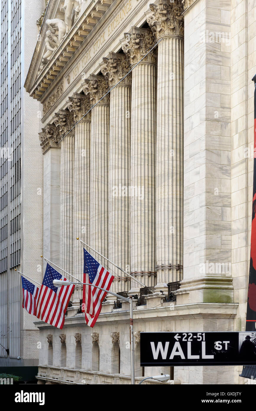 Wall Street in New York mit New Yorker Börse Hintergrund Stockfoto