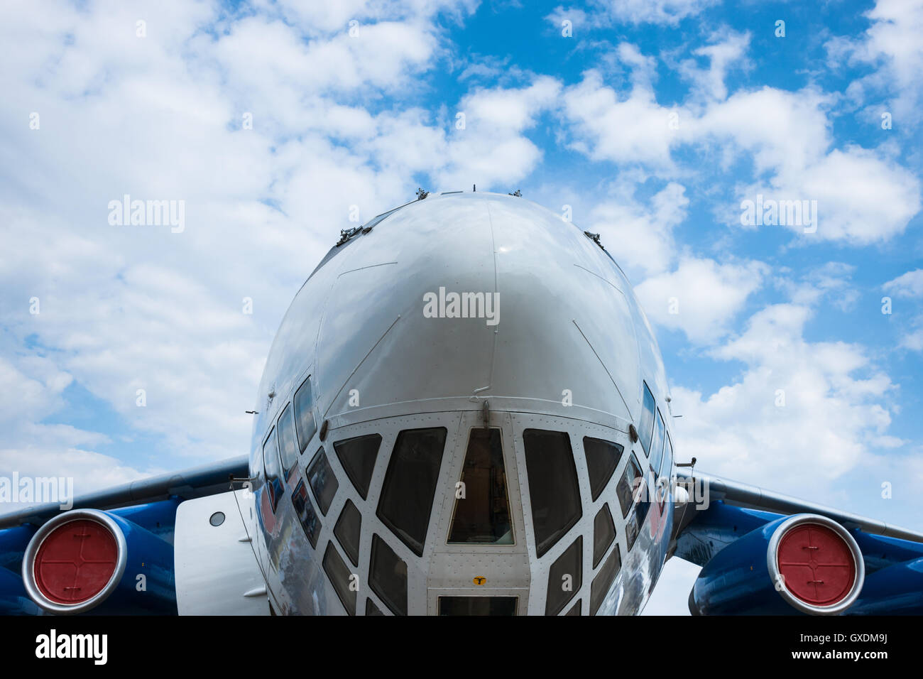Frontale Teilansicht eines modernen Schwertransport Flugzeugs vor dem Hintergrund des blauen Himmel und weiße Wolken Stockfoto