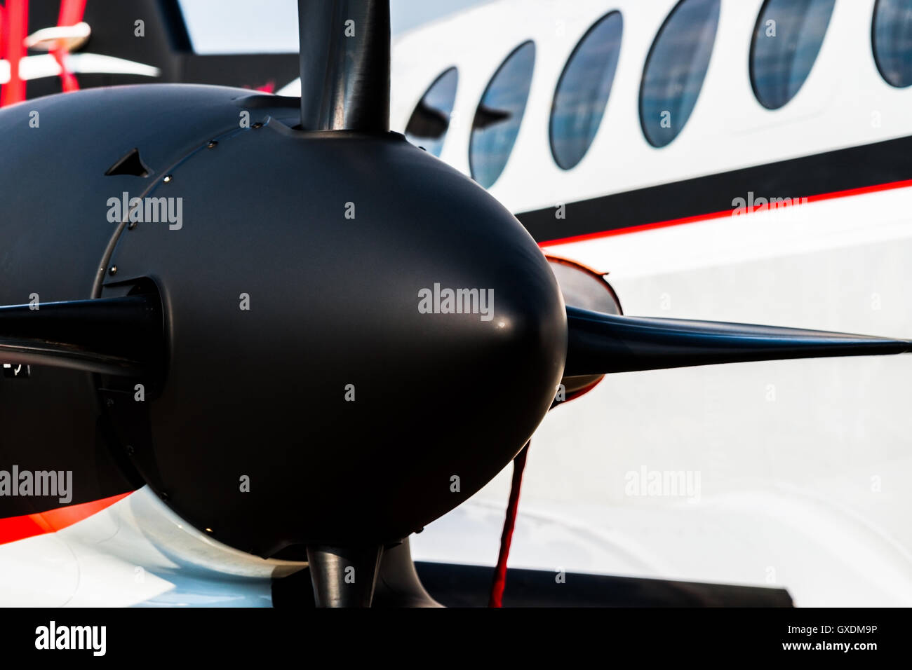 Schwarzen Spinner und Propeller Blätter eines Turbo-Prop-Motor eines modernen Flugzeugs vor dem Hintergrund eines Hauptteil oder Rumpf Stockfoto