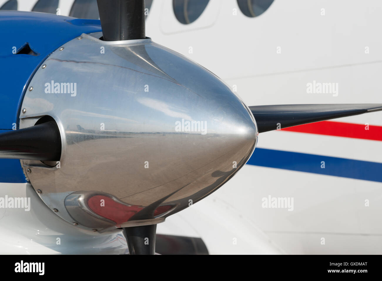 Spinner von einem Turbo-Prop-Motor eines modernen Flugzeugs vor dem Hintergrund eines Hauptteil oder Rumpf des Flugzeugs. Stockfoto