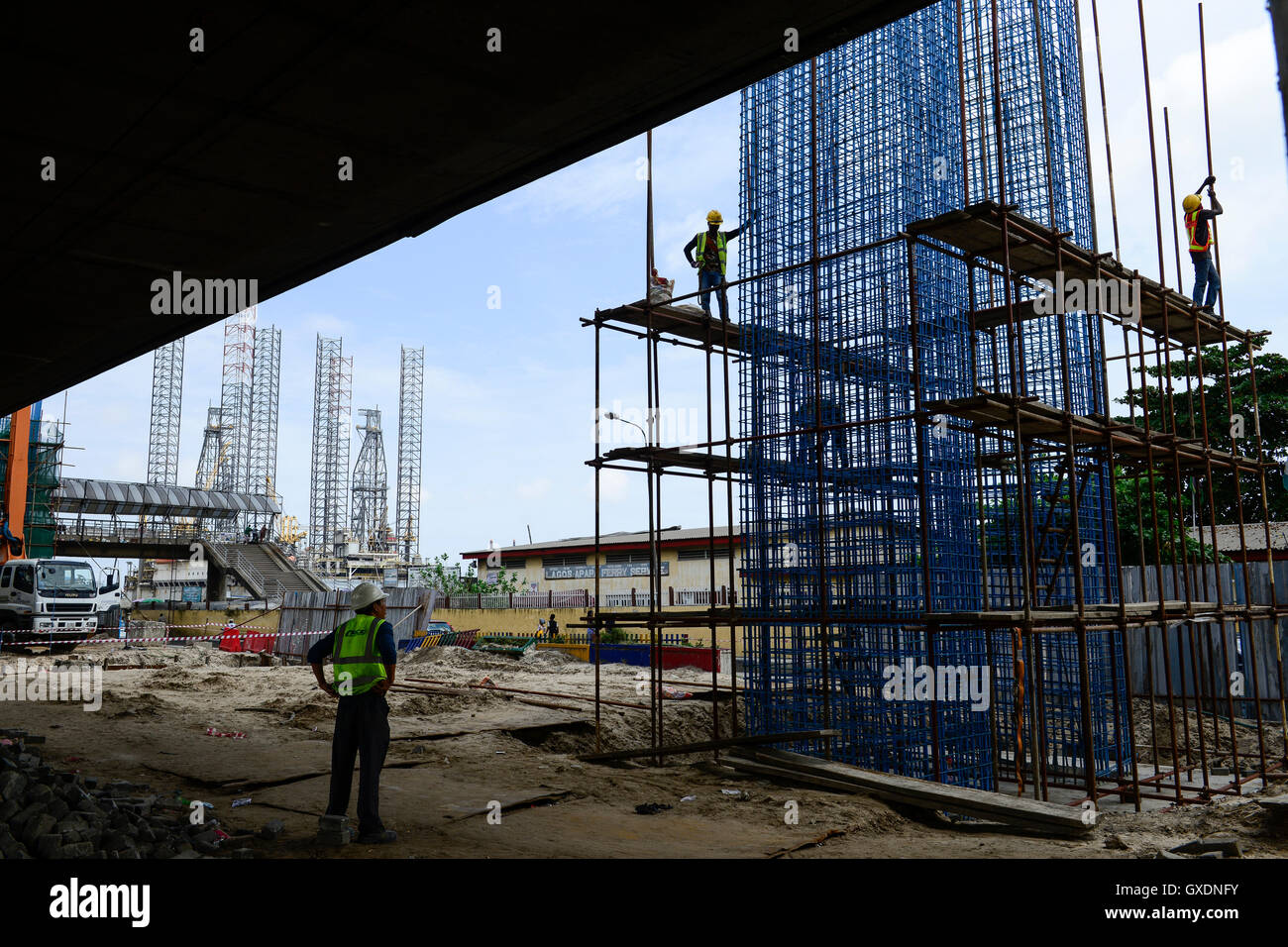 NIGERIA, Stadt Lagos, Überführung Bau für neue u-Bahn-Zug von chinesischen Unternehmen CHINA CIVIL ZHONGGUANCUN, hinter zwei Öl-Plattform, die Verlegung in Lagos Hafen Stockfoto