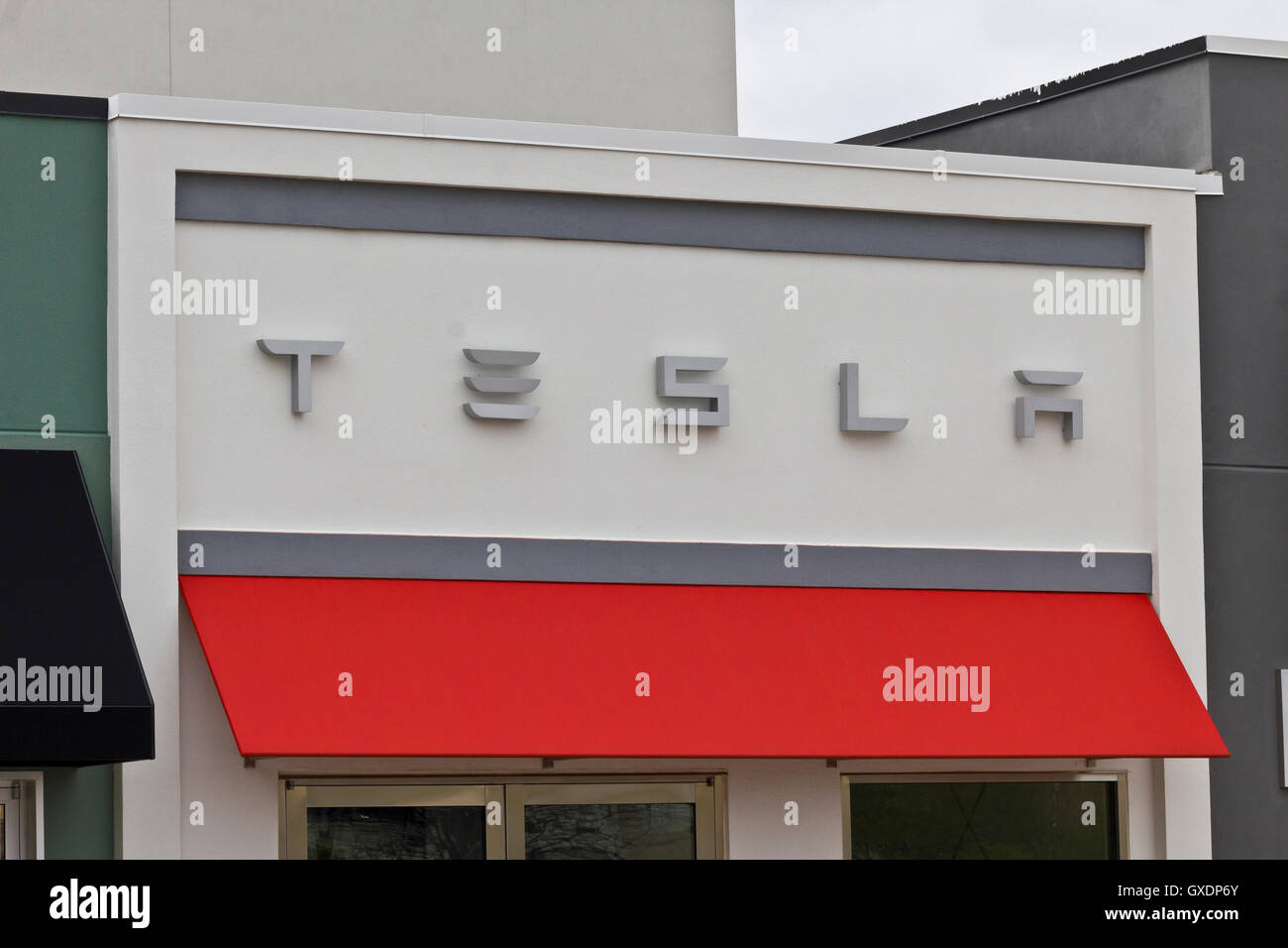 Indianapolis - ca. April 2016: Tesla Motors Store. Tesla ist ein Technologie- und Design-Firma-IV Stockfoto