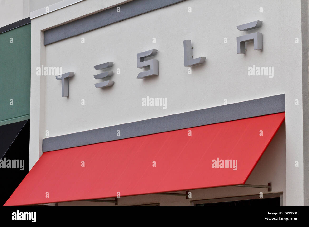 Indianapolis - ca. April 2016: Tesla Motors Store. Tesla ist ein Technologie- und Design-Firma-VI Stockfoto