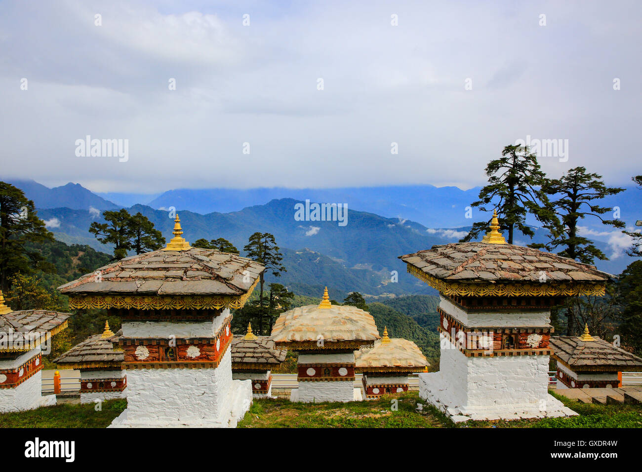 Blick auf Dochula Pass, auf dem Weg von Thimphu, Punaka, mit Blick auf den Himalaya ist eine Konzentration von 108 Chörten (Stupas) Stockfoto