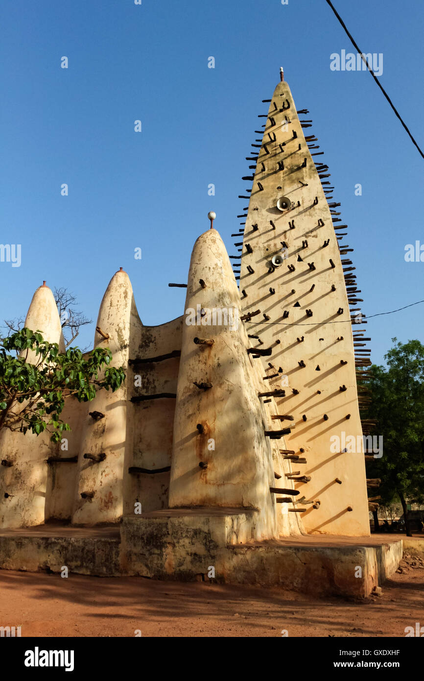 Große Moschee aus Lehmziegeln in Bobo-Dioulasso, Burkina Faso. Stockfoto