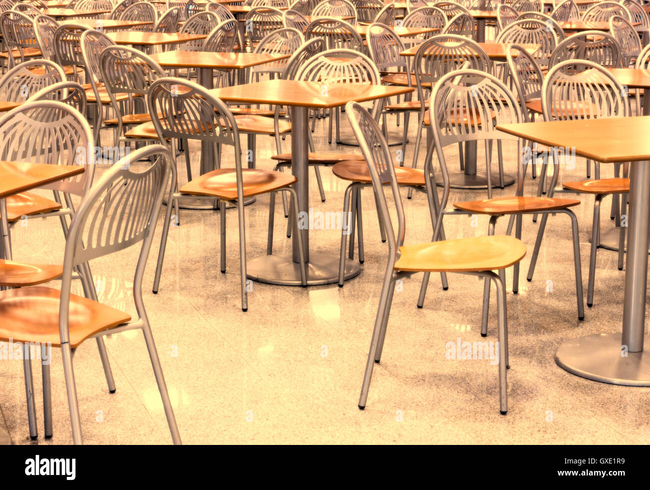 Innere Leere modernen Fast Food Café oder Restaurant mit Stühlen, Tischen und Boden der Stein die Reflexionen. Stockfoto