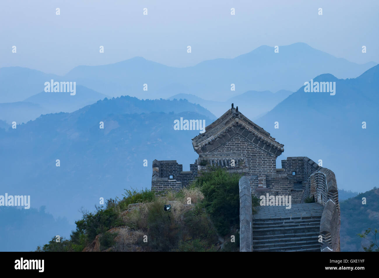 Eine Aussichtsplattform von der großen Mauer bei Jinshanling, Hebei, China. Stockfoto