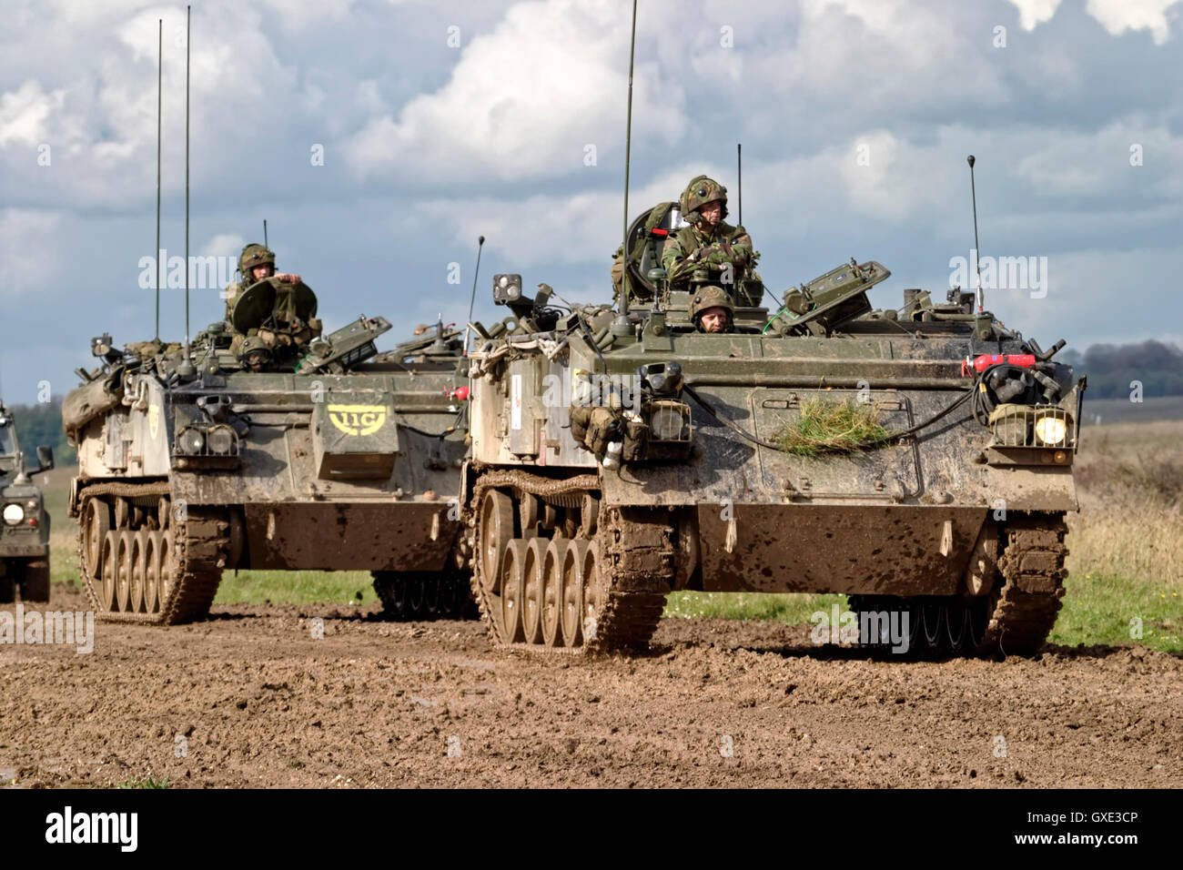 Konvoi von britischen Armee FV432 gepanzerte Mannschaftswagen und eine militärische Landrover auf Salisbury Plain Truppenübungsplatz, Wiltshire, UK. Stockfoto