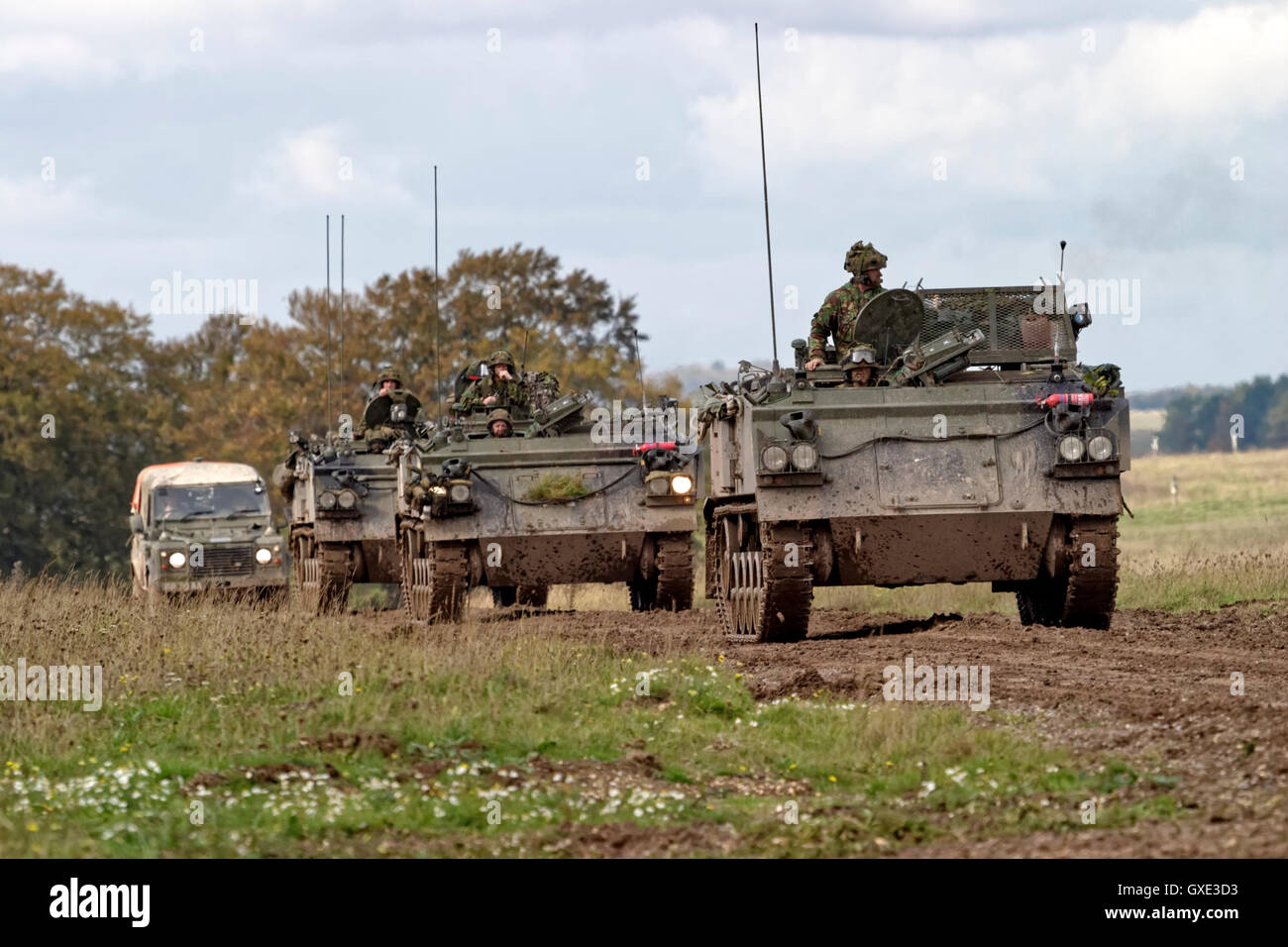 Konvoi von britischen Armee FV432 gepanzerte Mannschaftswagen und eine militärische Landrover auf Salisbury Plain Truppenübungsplatz, Wiltshire, UK. Stockfoto