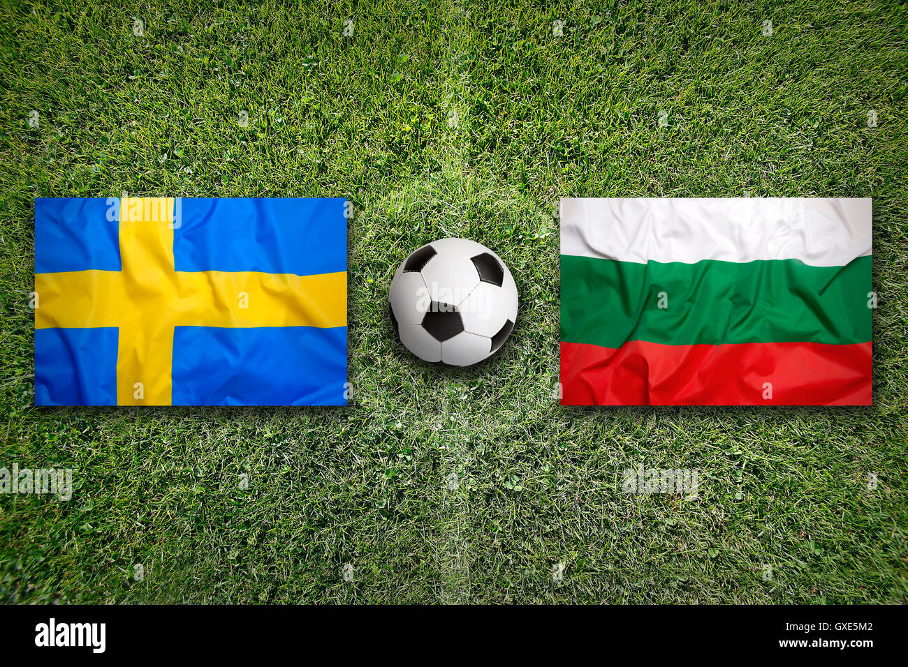 Schweden und Bulgarien Flagge auf einem grünen Fußballfeld Stockfoto
