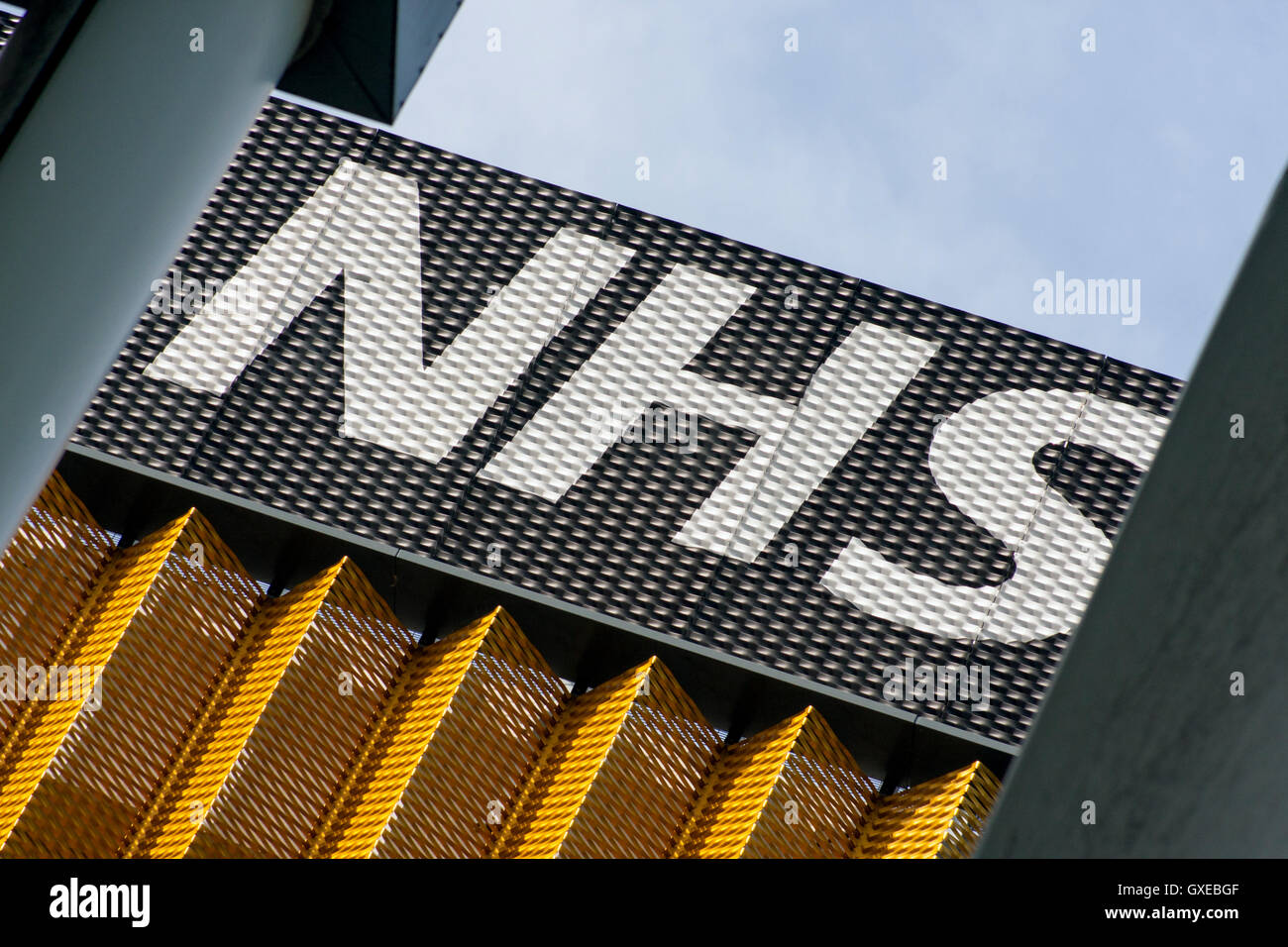 NHS-Zeichen auf einem Multi-Story-Parkplatz Stockfoto
