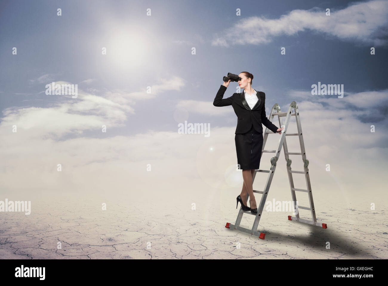 Geschäftsfrau, Blick durch ein Fernglas Stockfoto