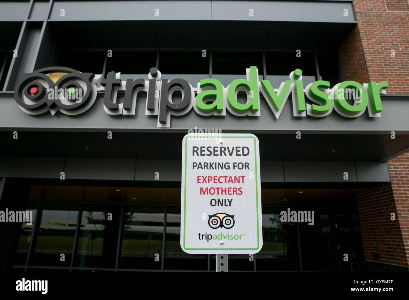 Ein Logo Zeichen außerhalb der Hauptsitz von TripAdvisor, Inc., in Needham, Massachusetts am 13. August 2016. Stockfoto