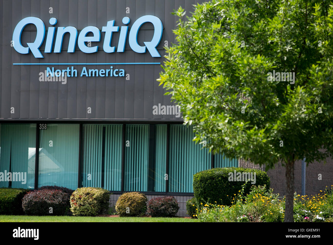 Ein Logo Zeichen außerhalb der Hauptsitz von QinetiQ North America in Waltham, Massachusetts am 13. August 2016. Stockfoto