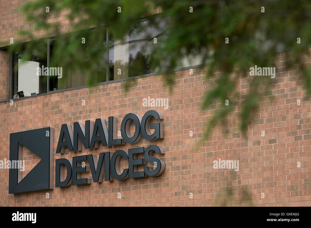 Ein Logo Zeichen außerhalb einer Einrichtung von Analog Devices, Inc., in Chelmsford, Massachusetts am 13. August 2016 besetzt. Stockfoto