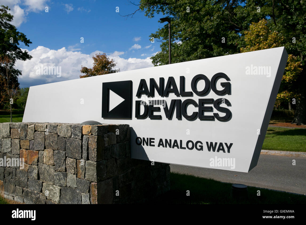 Ein Logo Zeichen außerhalb der Hauptsitz von Analog Devices, Inc., in Norwood, Massachusetts am 14. August 2016. Stockfoto