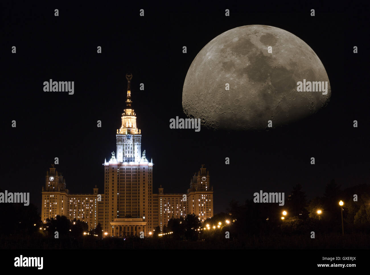 Fantastische Stadtbild: Nachtansicht auf der Moskauer staatlichen Universität Gebäude mit Straßen, Lichter und riesigen anfallenden Mond am dunklen Himmel Stockfoto