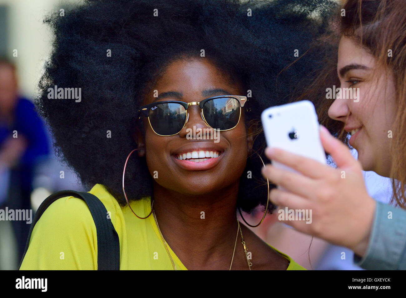 Clara Amfo, DJ auf BBC Radio 1 Vormittag zeigen, posieren für Selfies mit Fans vor den Studios von Radio 1, Funkhaus, Stockfoto