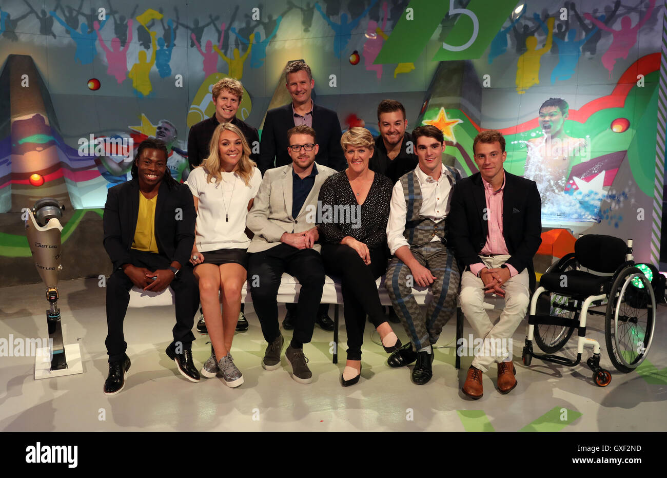 Hintere Reihe - Josh Widdicombe, Adam Hills und Alex Brooker Front Row - Ade Adepitan, Sophie Morgan, JJ Chalmers, Clare Balding, RJ Mitte und Arthur Williams im Studio während einer Generalprobe für das Fernsehen zeigen die letzte Etappe auf der International Broadcast Centre während der Paralympischen Spiele 2016 in Rio. Stockfoto