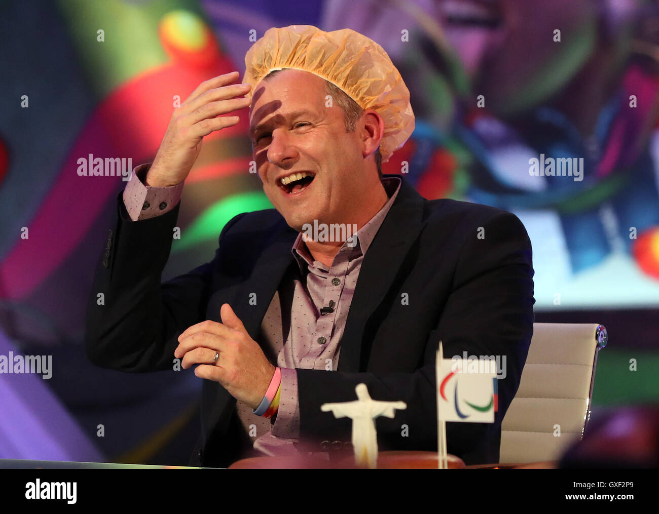 Adam Hills im Studio während einer Generalprobe für das Fernsehen zeigen die letzte Etappe auf der International Broadcast Centre während der Paralympischen Spiele 2016 in Rio. Stockfoto