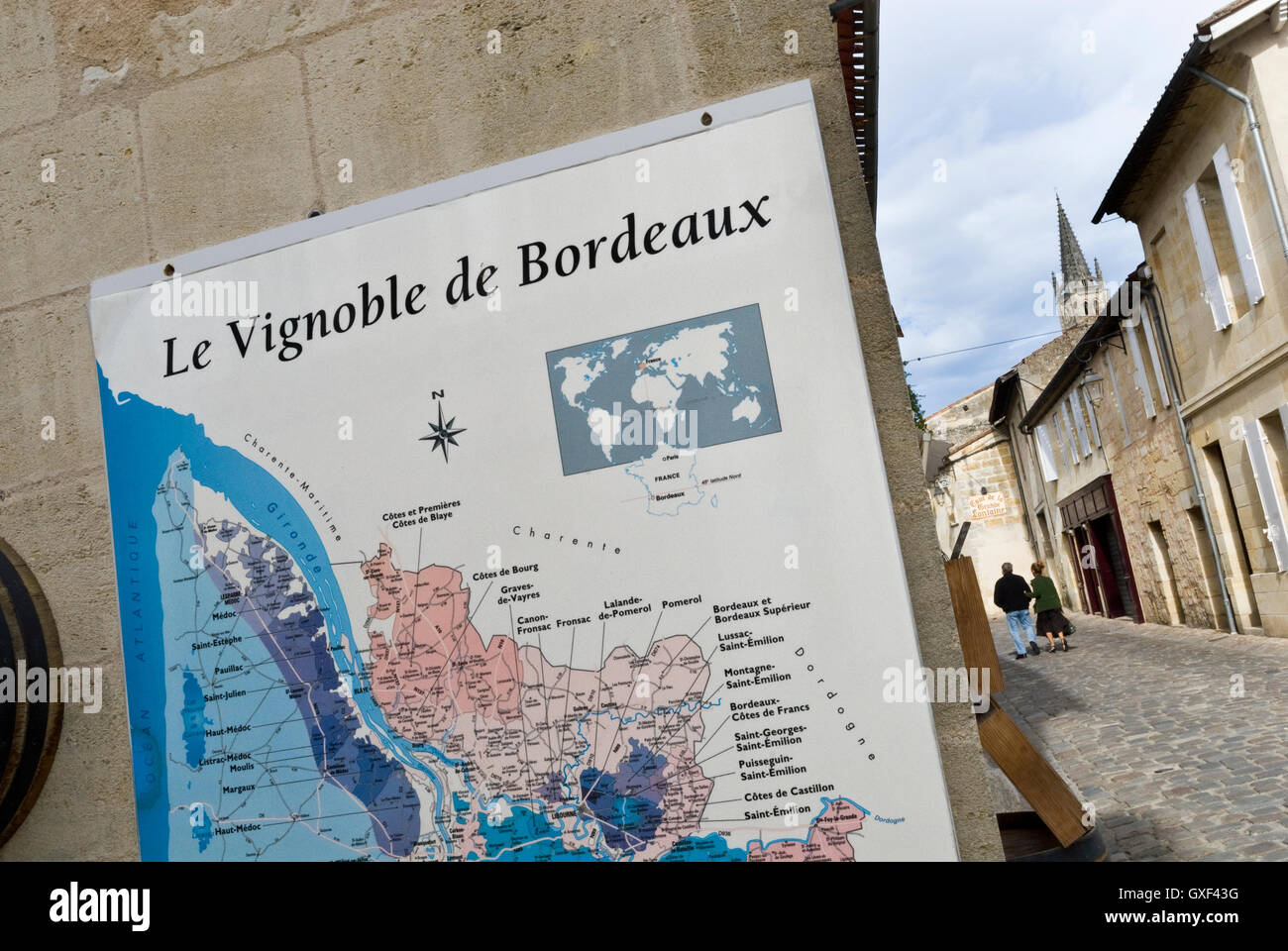 Wein Karte des Bordelais auf Seite der Vinothek in Saint-Émilion, Gironde, Frankreich Stockfoto