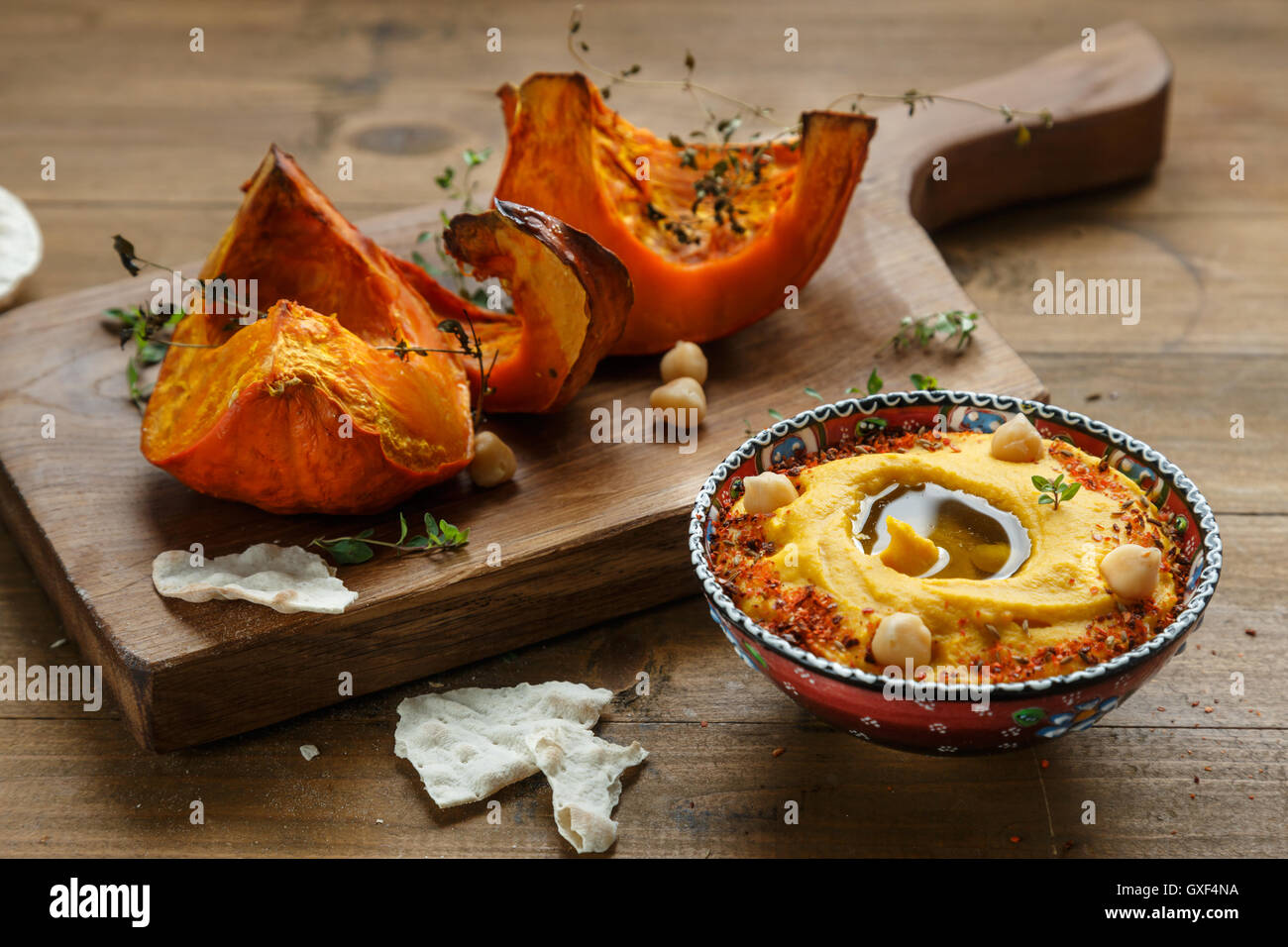 Kürbis-Hummus und gerösteten Kürbis auf Hintergrund. Stockfoto