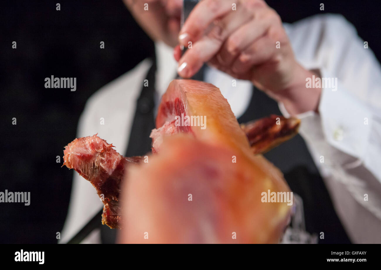Meister Hobel schneiden Ibérico-Schinken. Niedrigen Winkel-Detailansicht Stockfoto