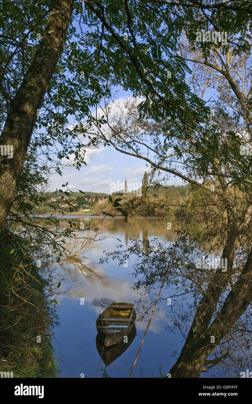 Gemäßigten Szene La Dordogne Fluss in der Nähe von Castillon-la-Bataille Gironde Aquitaine Südwest-Frankreich. Stockfoto