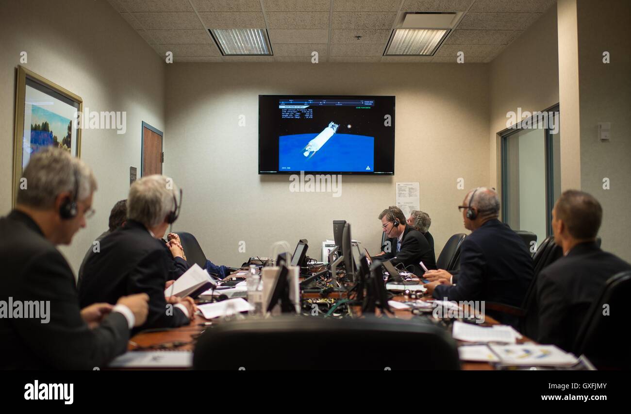 NASA Beamte überwachen den Fortschritt der United Launch Alliance Atlas V-Rakete mit NASA OSIRIS-REx Explorer auf einem Fernseher nach dem Start von der Atlas V Spaceflight Operations Center 8. September 2016 in Cape Canaveral, Florida. Stockfoto