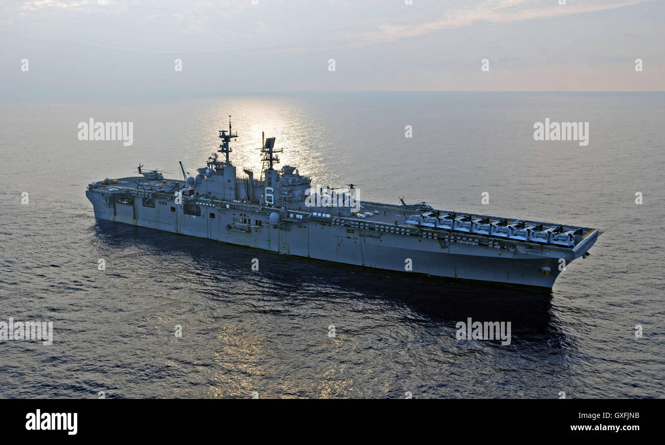 Amphibischer Angriff Schiff USN Wasp-Klasse USS Bonhomme Richard Transite des Pazifischen Ozeans im Laufe einer Routinepatrouille Reise 10. September 2016. Dieses Flaggschiff Kriegsführung Schiff betreibt in der Indo-Asien-Pazifik-Region. Stockfoto