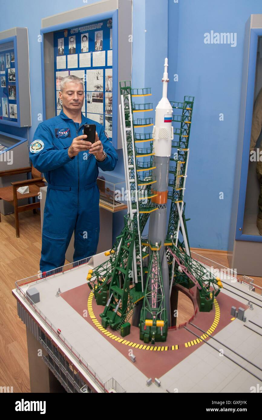 Internationale Raumstation ISS-Expedition 49-backup Crew-Mitglied-NASA-Astronaut Mark Vande Hei nimmt ein Foto von einem Modell Sojus-Rakete in einem Museum 10. September 2016 in Baikonur, Kasachstan. Stockfoto