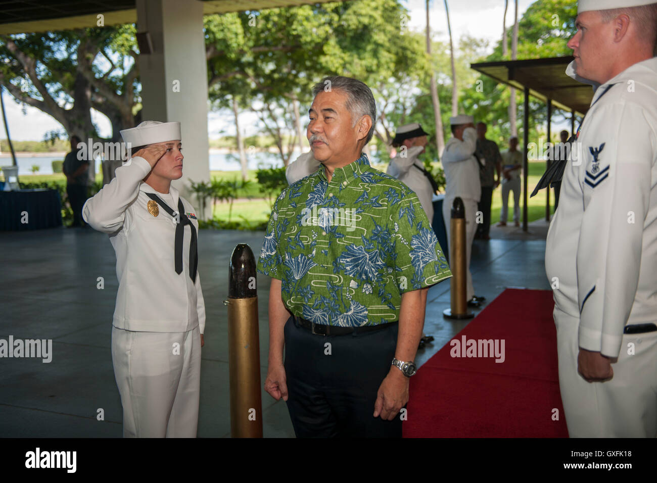 Hawaiischen Gouverneur David Ige ist bei seiner Ankunft im historischen Hickam Officers Club auf gemeinsamer Basis Pearl Harbor-Hickham 21. Juli 2016 in Pearl Harbor, Hawaii begrüßte. Ige ist einen Mietvertrag, der Vertragsunterzeichnung zwischen der Abteilung der Marine und der Hawaii Electric Company in Anerkennung der Entwicklung einer neuen solar-Anlage auf JBPHH besuchen. Stockfoto